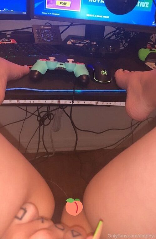 Chica gamer mojadita mientras juega a 4 e1610902348812