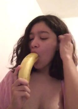 Mi prima puta comiendose una banana packsfree.com . 1 6