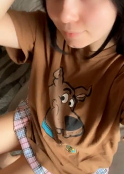 Bebesita linda y coqueta hace ricos videos rebotando y masturbando. packsfree.com 2