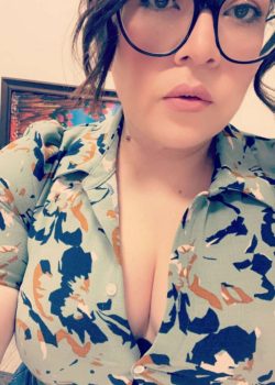La mama tetona de mi amigo me manda videos 1 8
