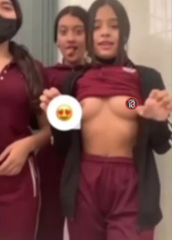 Colegialas Traviesas Se Desnudan En El Baño Del Cole 1000454957