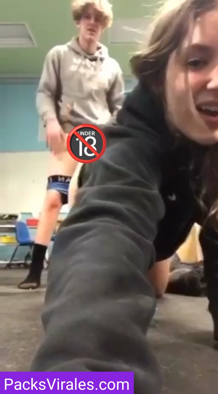 Se la cogen en el aula y la hacen viral Se la cogen en el aula y la hacen viral 1000464421