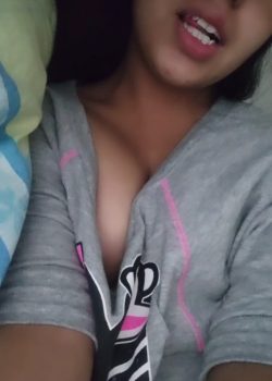 Morra De Tetas Pequeñas Se Masturba Con Objetos IMG 20250902 142030 1