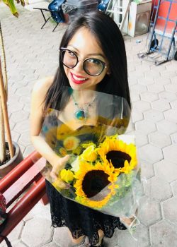 Le dieron sus flores amarillas y se las cobraron con el chiquito. Sarah Yalit 59