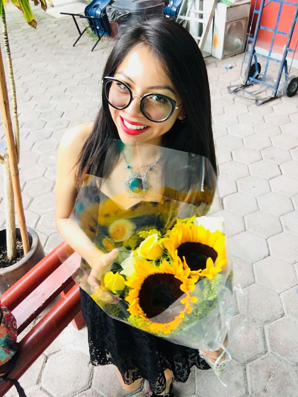 Le dieron sus flores amarillas y se las cobraron con el chiquito. Sarah Yalit 59