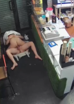 Detonando a la nueva empleada. packsfree.com 2