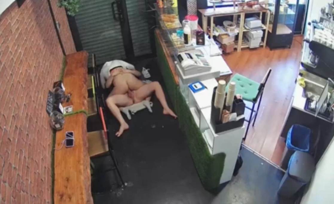 Detonando a la nueva empleada. packsfree.com 2