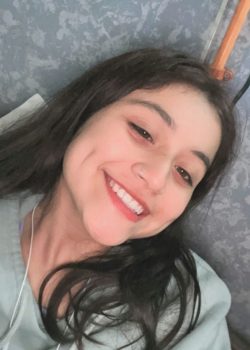 Esta nenita masturbándose duro en video y sacándose el jugo. packsfree.com 4