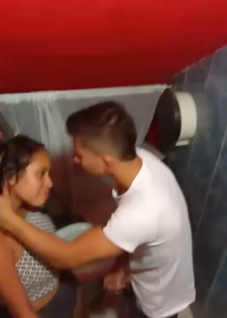 Colegiala pillada cogiendo rico en el baño Screenshot 2