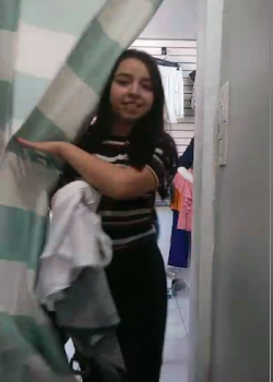 Nenita colegiala se graba cambiando el outfit y se pierde. packsfree.com 1